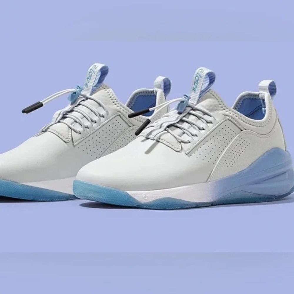 Clove Nursing Sneakers